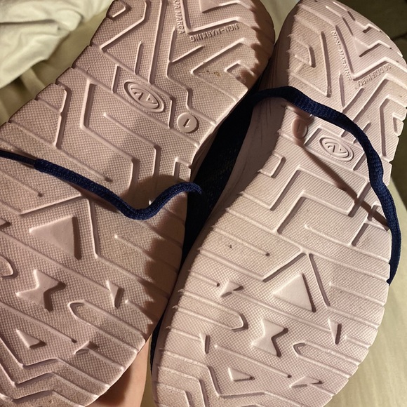 Boys size 1 Athletics “Kool Knit” shoes - Picture 3 of 3